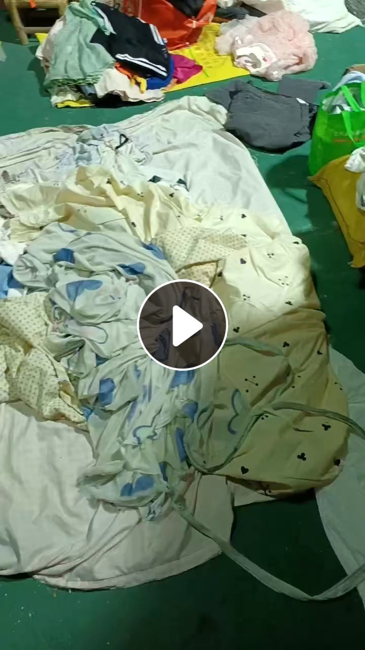 长期出售分拣厂旧衣服分拣货，冬装，夏装，白料，黑料，冬装占比多，月供80吨左右，货在福建龙岩。