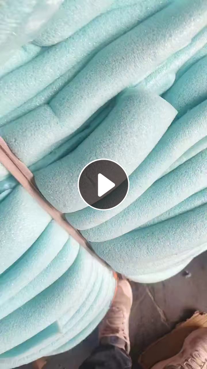 长期出售喜临门工厂下来的蓝色慢回弹海绵，海绵下脚料，带有底皮，侧皮，现货10吨左右，货在河北廊坊