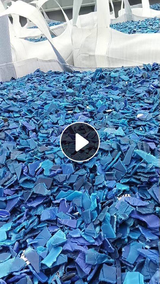 出售大蓝桶破碎料，现货购九米六一车