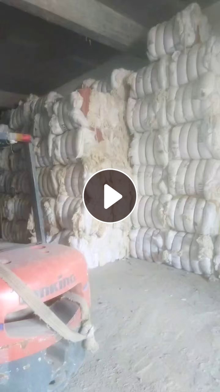 本厂长期出售布边纱，纯棉涤棉都有，氨纶棉纱，大化棉纱，浆纱，废纱，每个品种每个月有100多吨