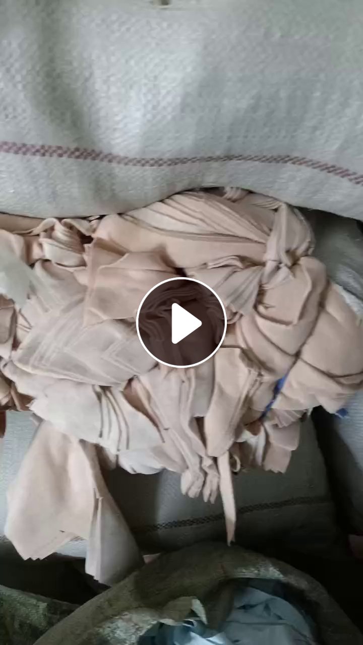 长期出售服装厂下来的涤棉德绒废布，得绒下脚料，边角料，含棉20左右，月供30吨左右