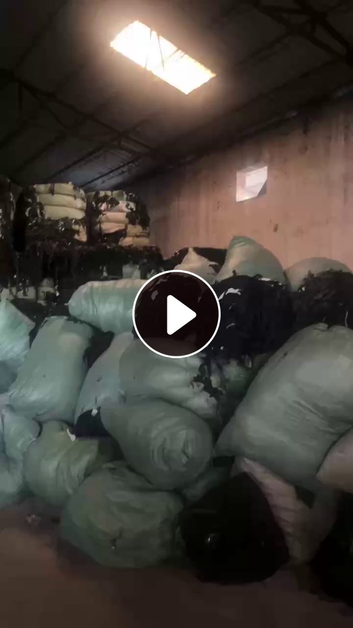 长期出售黑色涤棉废布，85棉废布，含棉70左右，现货13米一车