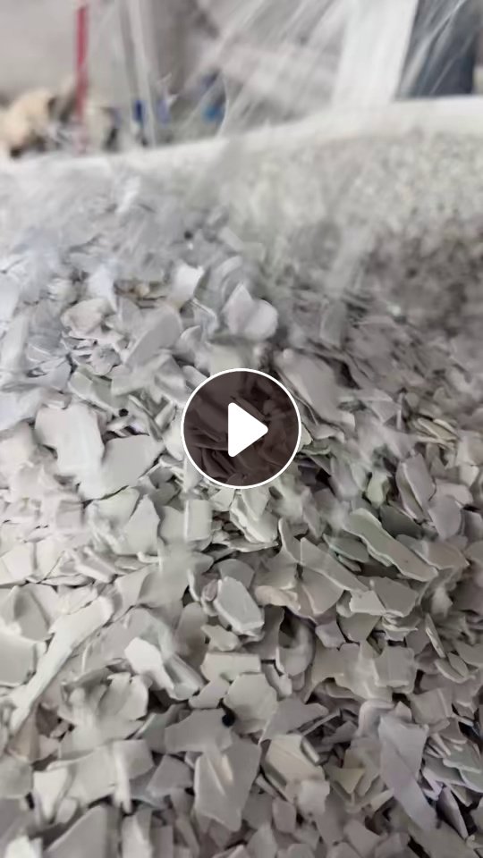 出售灰白PS冰箱破碎料，冲击8，白度84，材质分选中