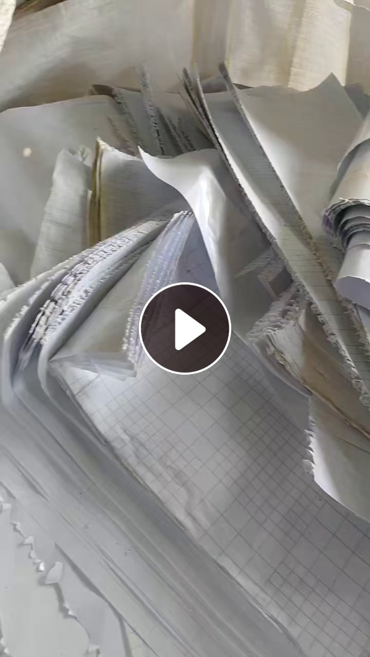 出售白色淋膜纸废料，卷筒划开的，吨袋装