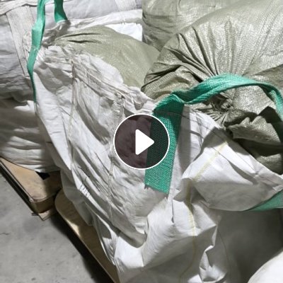 出售无碱淀粉型玻璃纤维废丝，有胶带包着，跟没有胶带包着一起卖，现货有50吨左右，货在山东青岛