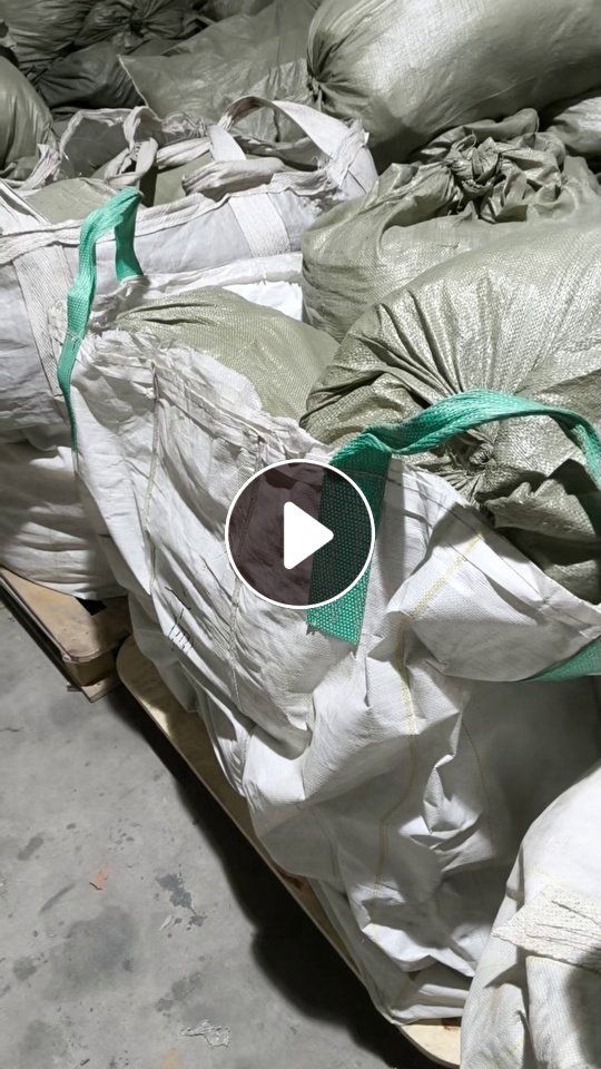 出售无碱淀粉型玻璃纤维废丝，有胶带包着，跟没有胶带包着一起卖，现货有50吨左右，货在山东青岛