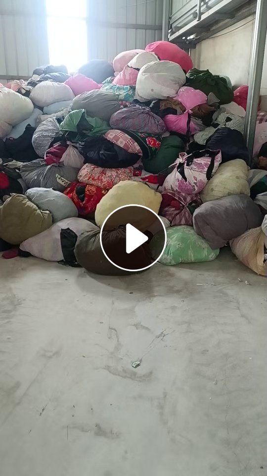 出售旧衣服黑料，下脚料，现货有6.8米一车，货在河北保定