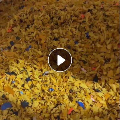 长期出售雨衣破碎料，有PVC雨衣破碎料也有PVC复合涤纶雨衣破碎料，现货有40吨，货在河南商丘