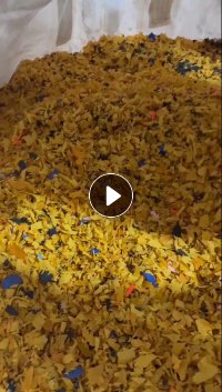 长期出售雨衣破碎料，有PVC雨衣破碎料也有PVC复合涤纶雨衣破碎料，现货有40吨，货在河南商丘
