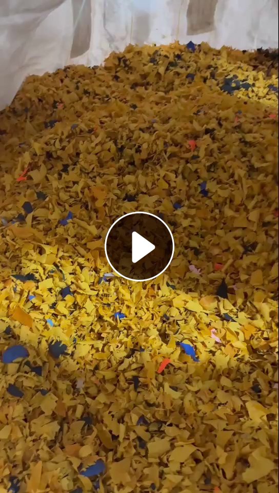 长期出售雨衣破碎料，有PVC雨衣破碎料也有PVC复合涤纶雨衣破碎料，现货有40吨，货在河南商丘