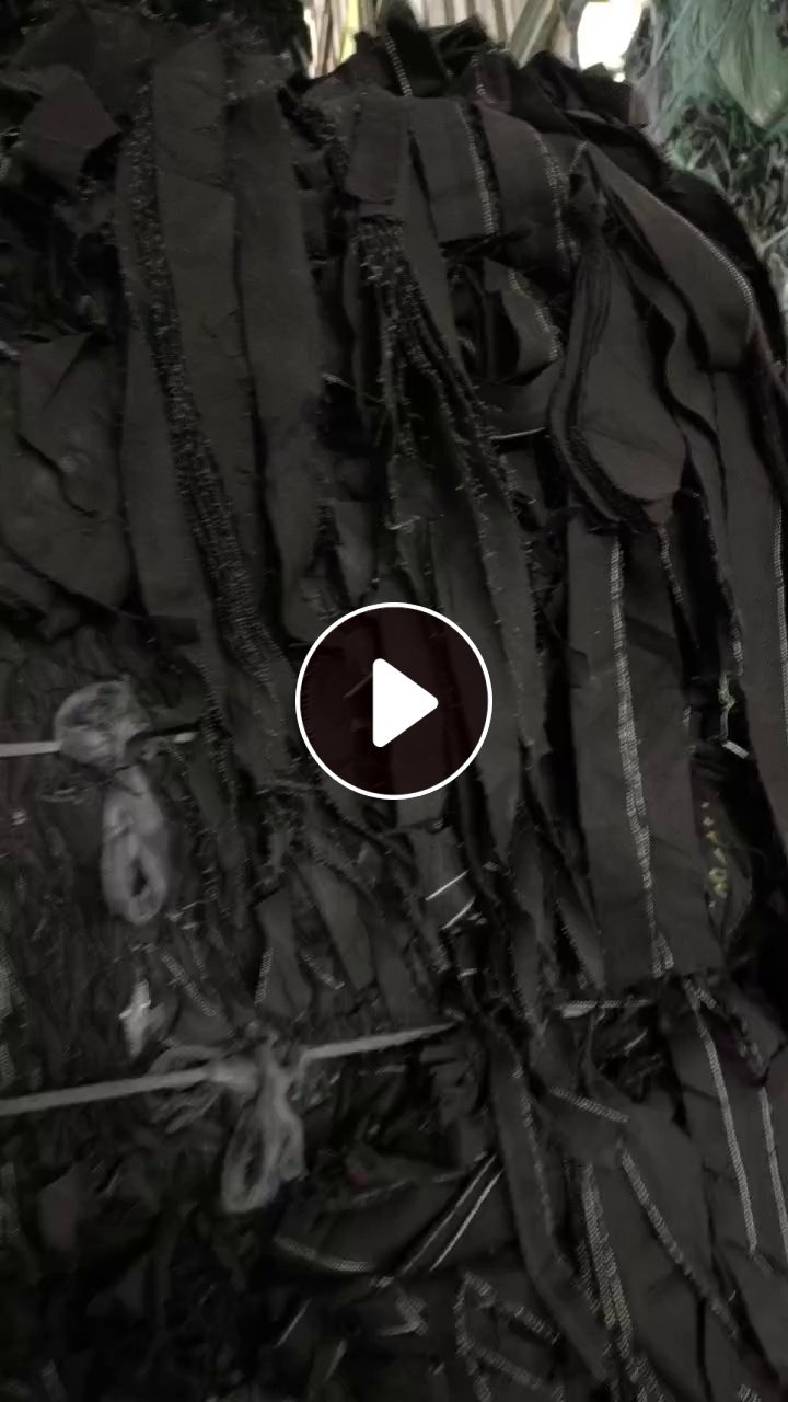 长期出售黑色涤棉牛仔废布，牛仔边角料，含棉75-85，月供100吨