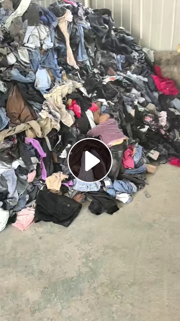 长期出售旧衣服黑料，旧牛仔黑料，现货6吨