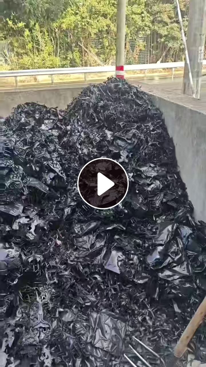 长期出售黑色橡胶鸡爪料，汽车厂下来的