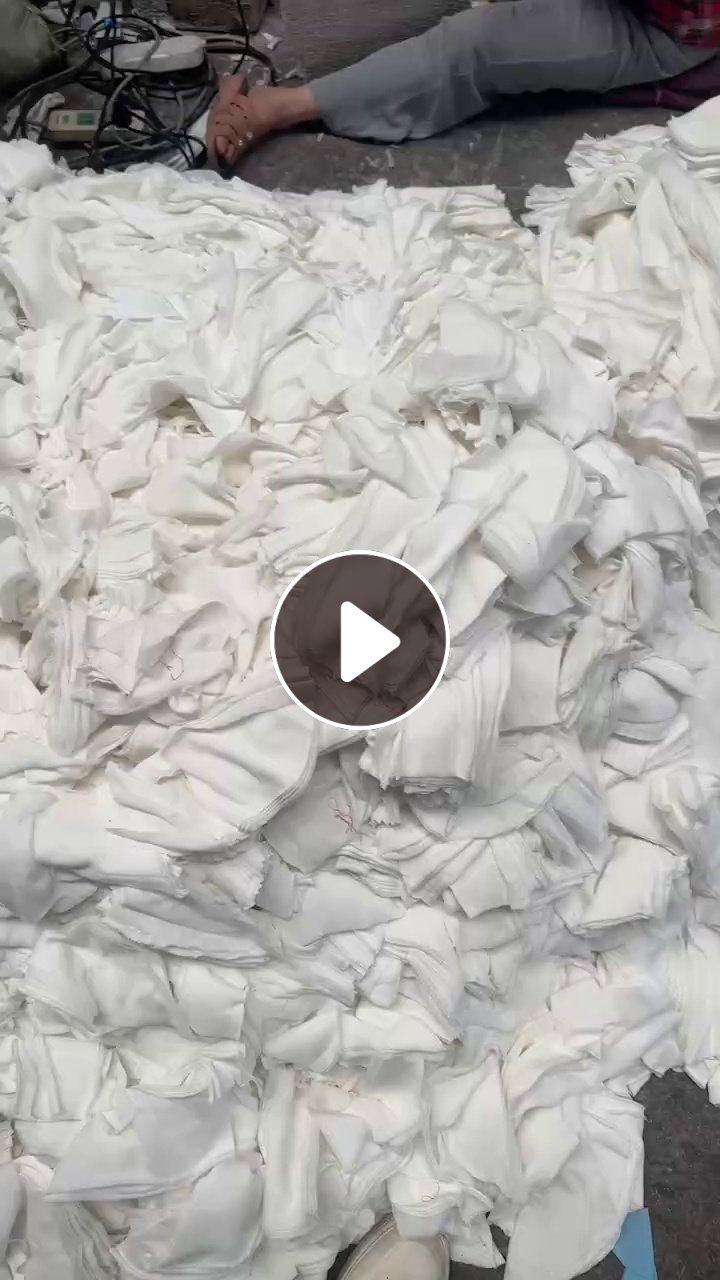 长期大量出售针织纯棉废布，梭织纯棉废布，涤棉废布，也有化纤布，开花料，货在广东广州