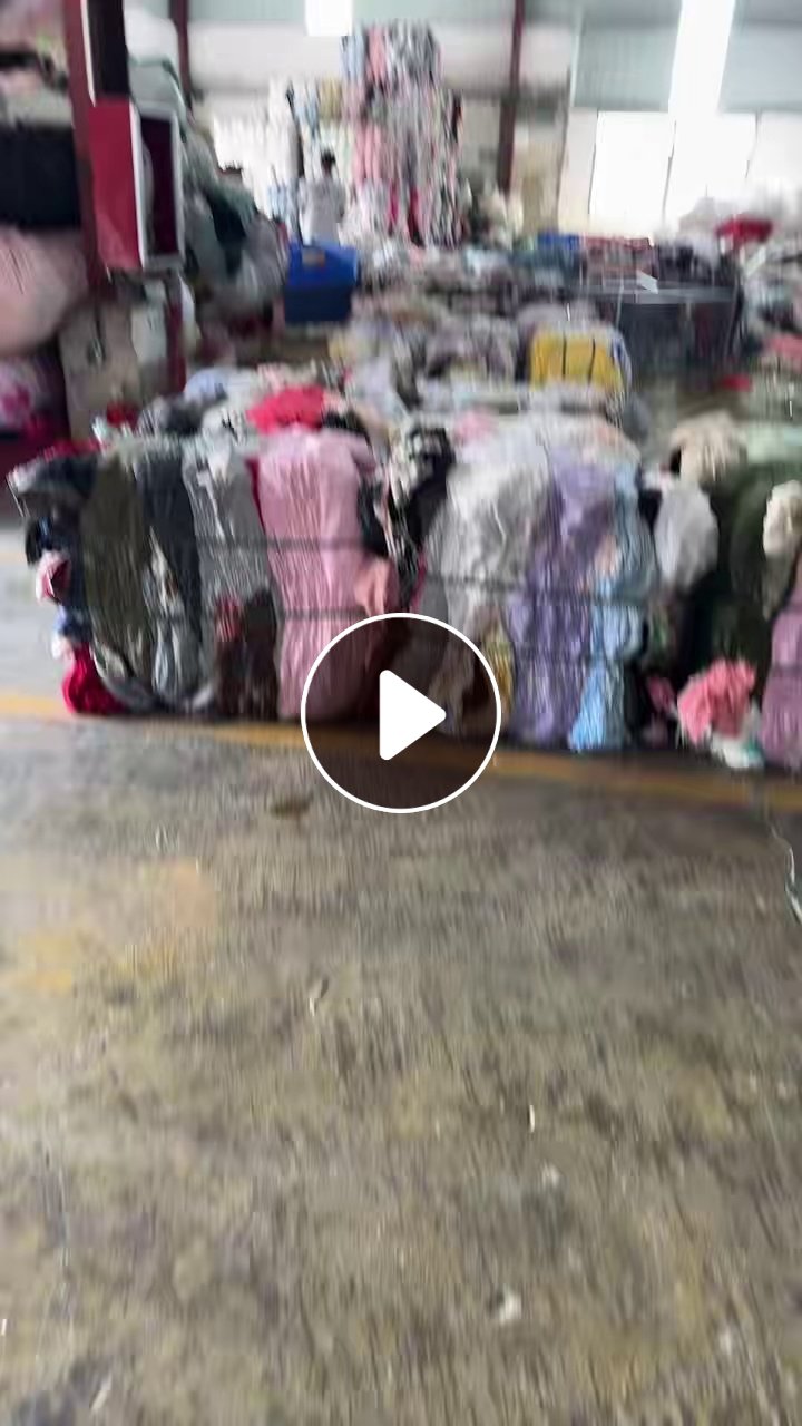 长期出售旧衣服分拣货，旧衣服黑料，下脚料，燃烧料，一次出13米一车，货在广东惠州