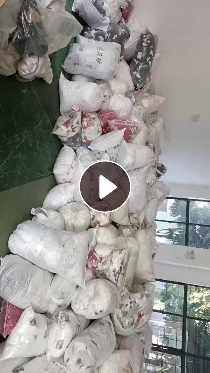 长期出售毛织厂边角料，电脑横机碎片，涤纶毛衣碎片，杂色，可以开花做毛毡布，月供20吨左右