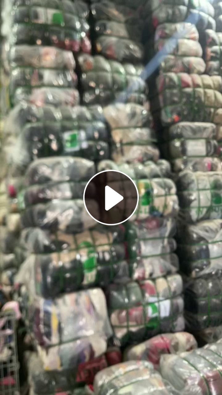 大量出售旧衣服黑料，下脚料，有压包，现货有上百吨，货在浙江台州