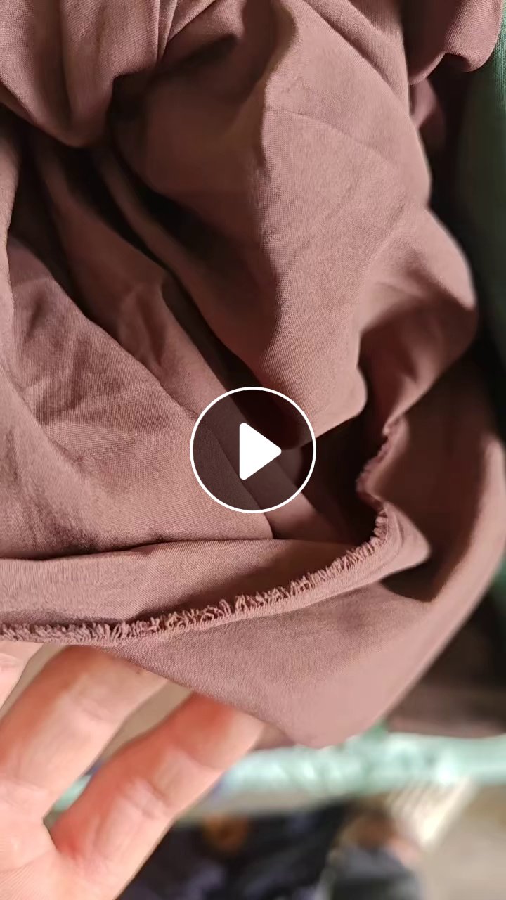 长期出售杂色的涤纶废布，涤纶边角料，可以造粒用，现货十多吨