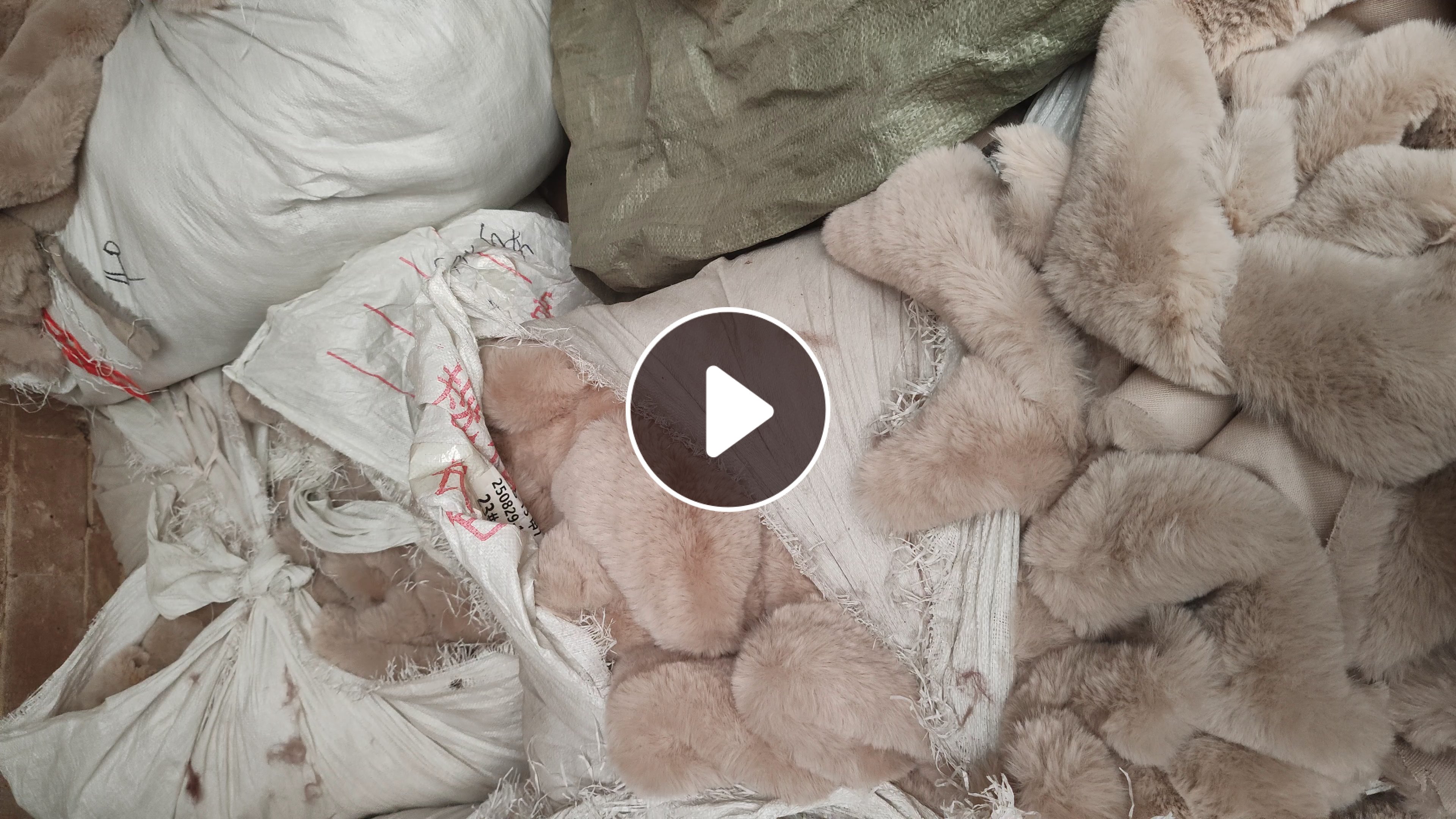 长期供应服装碎料和地毯厂废料，有纯涤纶的，也有纯氨纶的，每个月100吨左右