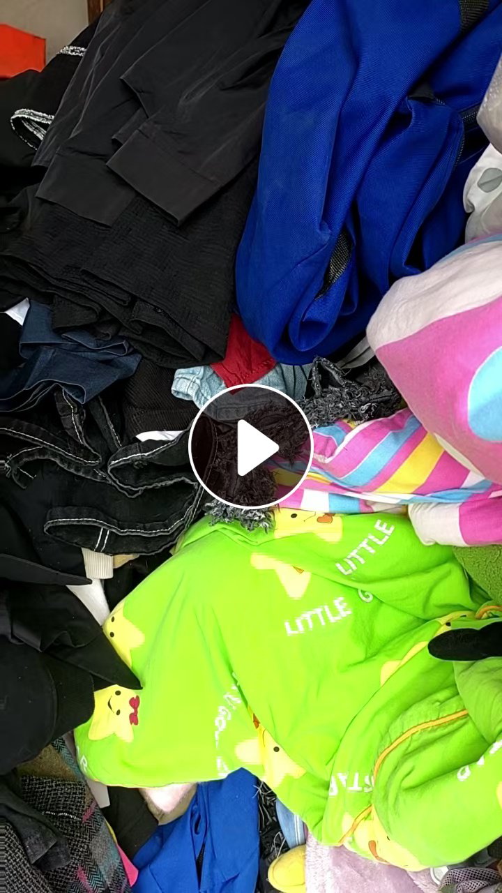 长期出售旧衣服分拣货，夏装，冬装，鞋子，包包，棉被，床上用品，羽绒服，毛绒玩具，白料，黑料