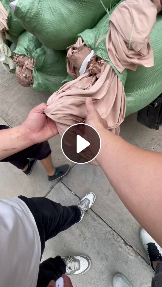 长期出售内衣厂下来的涤氨废布，氨纶含量四十左右，现货一两百吨，货在广东汕头