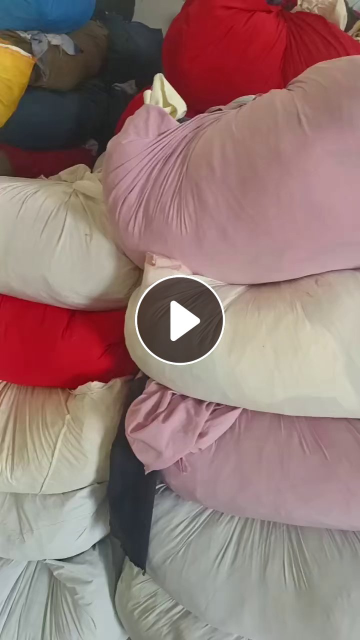 长期出售涤纶废布杂色涤纶布，可以直接上机做切片用，也可以造粒用，每个月有100吨左右