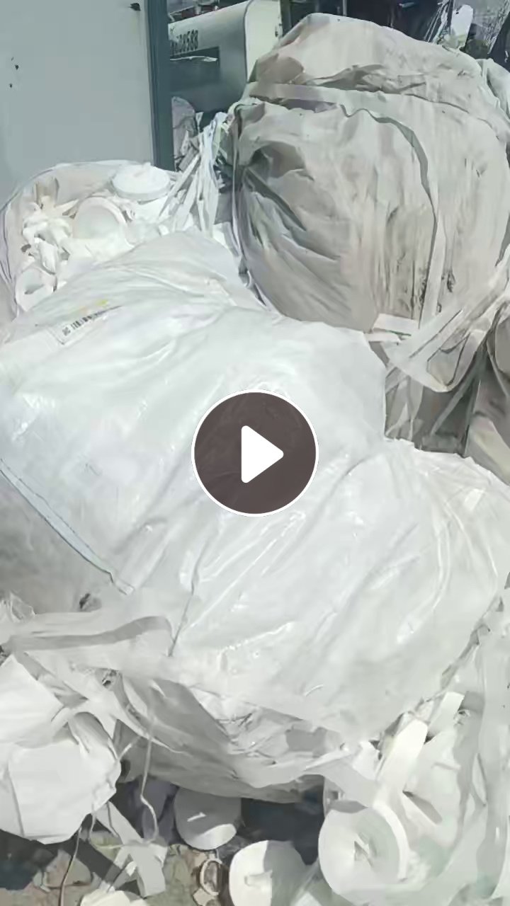 长期出售白色涤纶废布，涤纶边角料，月供十几吨，在浙江嘉兴。