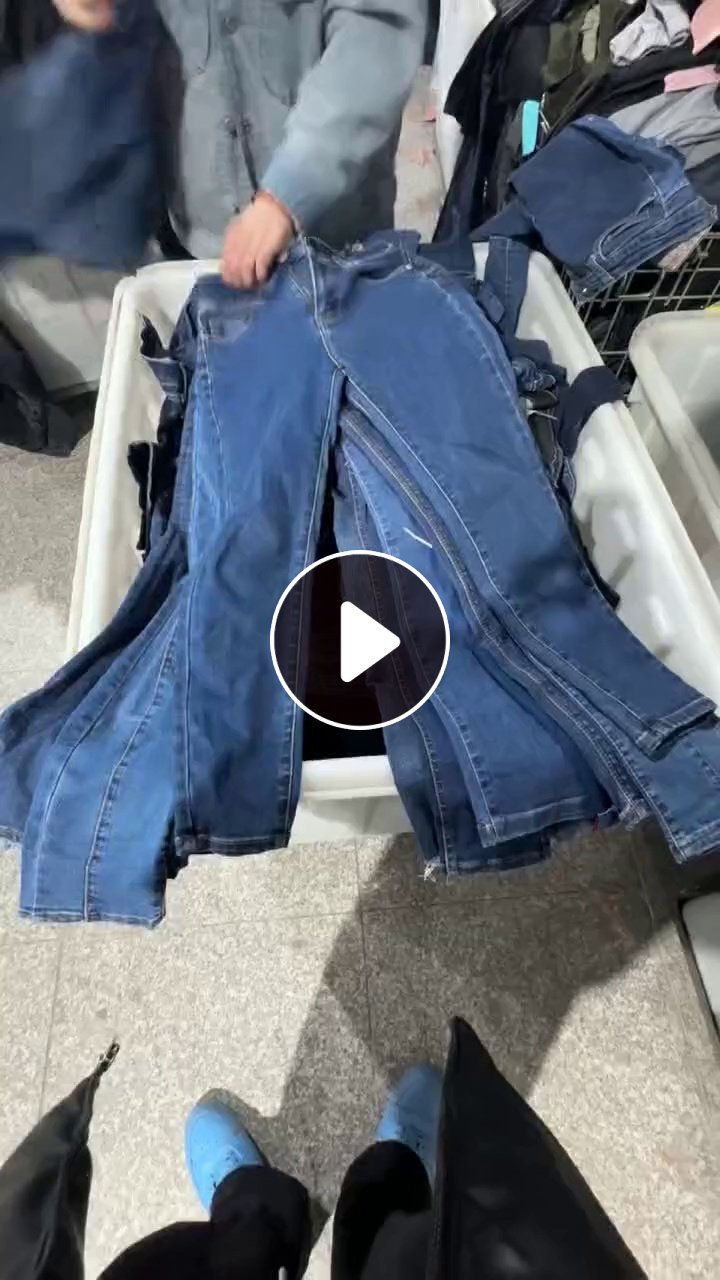 长期出售旧衣服蓝料，大部分都是牛仔，有压包，现货10吨左右，在江苏宿迁