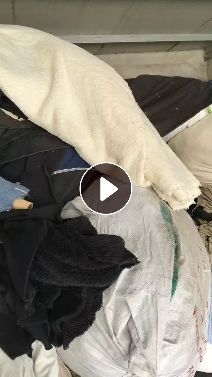 长期出售印染厂下来的废布，涤棉废布，杂色，月供几十吨，货在江苏常州