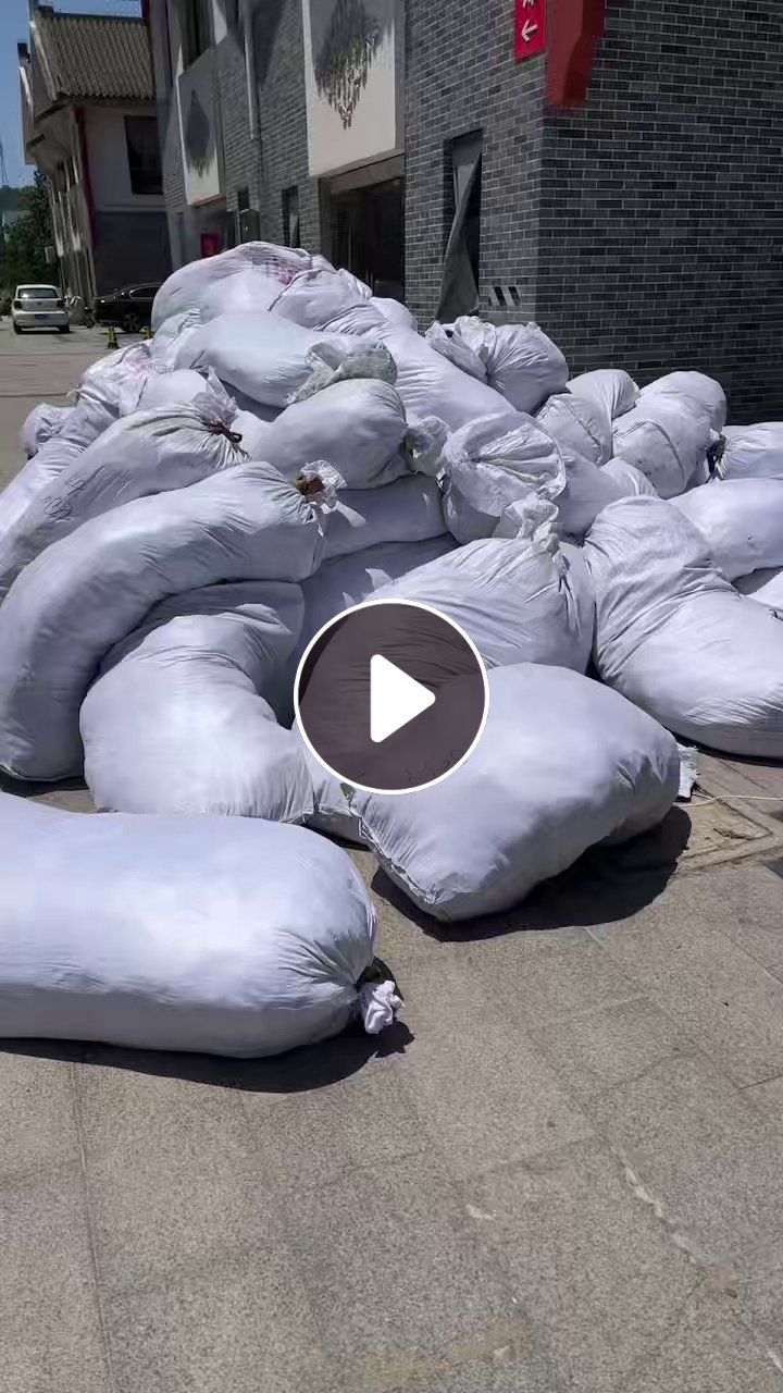 长期出售双面呢边角料，羊毛下脚料，含毛70左右，月供十几吨，货在江苏昆山