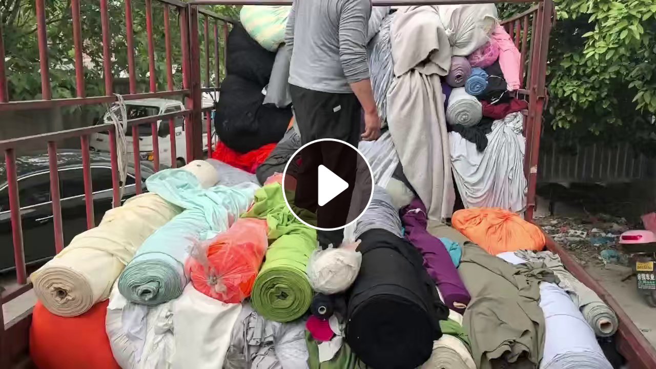 长期出售化纤卷布，涤纶废布，氨纶废布，化纤处理卷布，分涤纶氨纶，其他颜色不分，现货有70-80吨