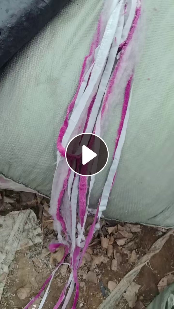 长期出售服装厂裁下来的绗棉边角料，夹丝棉边料，杂色月供七八吨，货在山东济宁