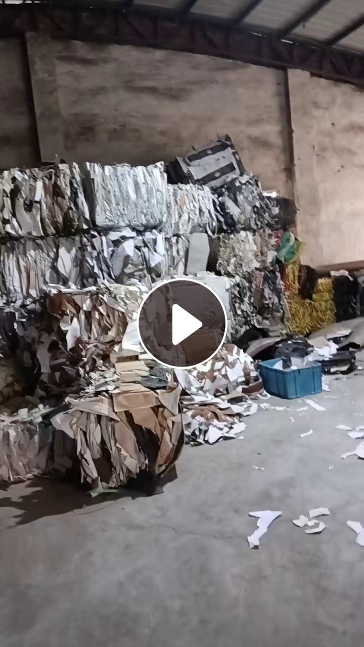 长期出售硬质PVC墙纸毛料，现货40吨白色的不覆膜，一般白色覆膜与不覆膜的都有分开