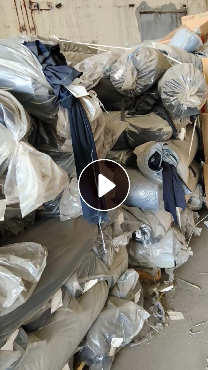 出售牛仔库存布，牛仔处理布，有成卷的也有散装的，颜色很多种，现货有20几吨，货在江苏常州