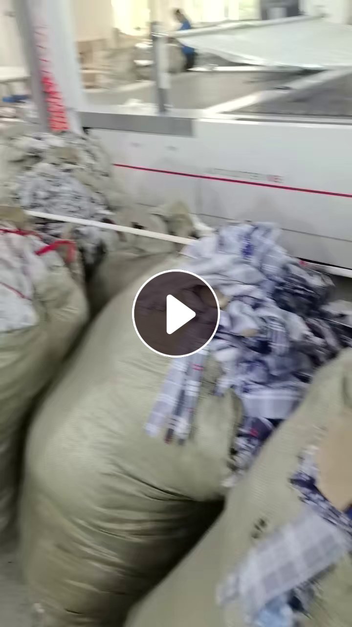 长期出售服装厂下来的牛奶丝，氨纶废布，涤纶废布都有分拣好，月供百来吨，货在江西南昌