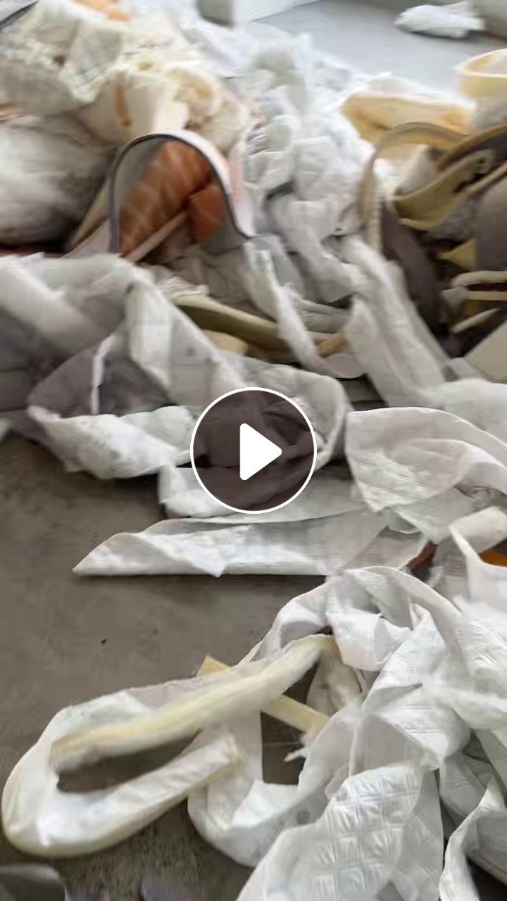 长期出售床垫厂下脚料，有海绵，丝棉，水洗棉，布料，统货出，现货5吨，在江西赣州