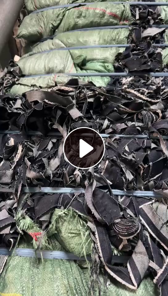 长期出售涤棉牛仔废布，95棉牛仔废布，含棉95，可以褪色用，现货5个柜，在广东中山