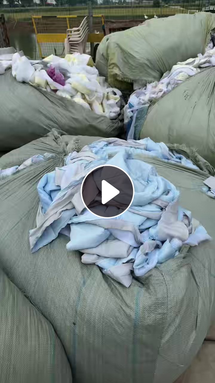厂家长期出售杂色挡风被边角料，夹丝绵下脚料，丝绵边角料，带皮的，在河北石家庄。
