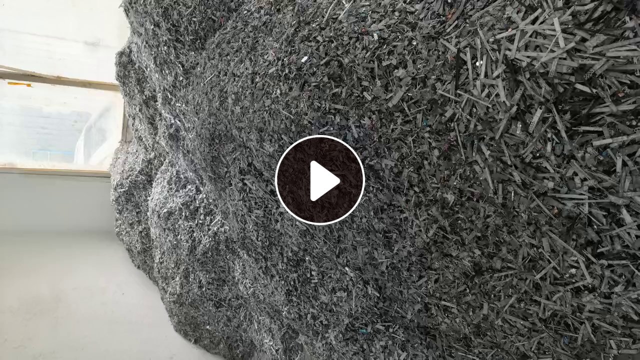 出售电瓶正负极盖板打出来的混合塑料，里面有铜铂铝铂，现货10吨
