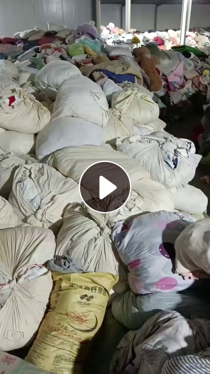 长期出售旧衣服白料，开花料，现货十几吨，在天津西青。