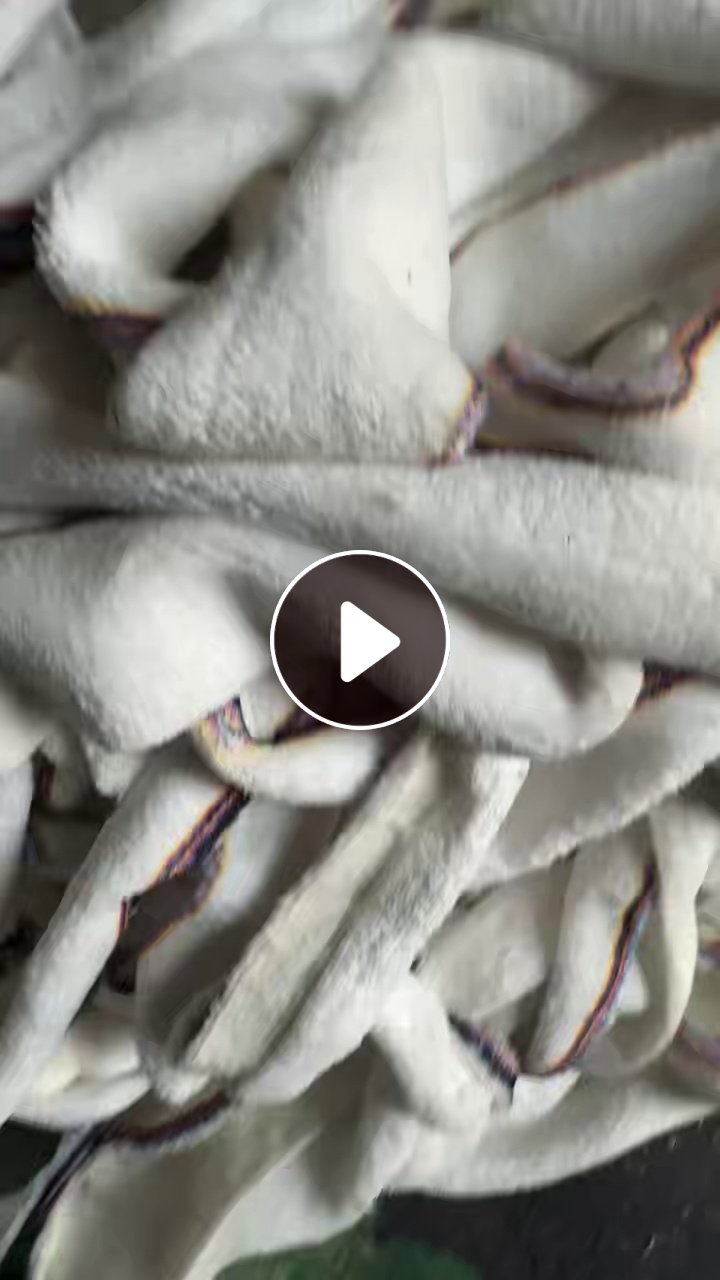 长期出售仿羊绒地毯下脚料，丙纶复合化纤材质，带胶，月供40多吨，货在天津