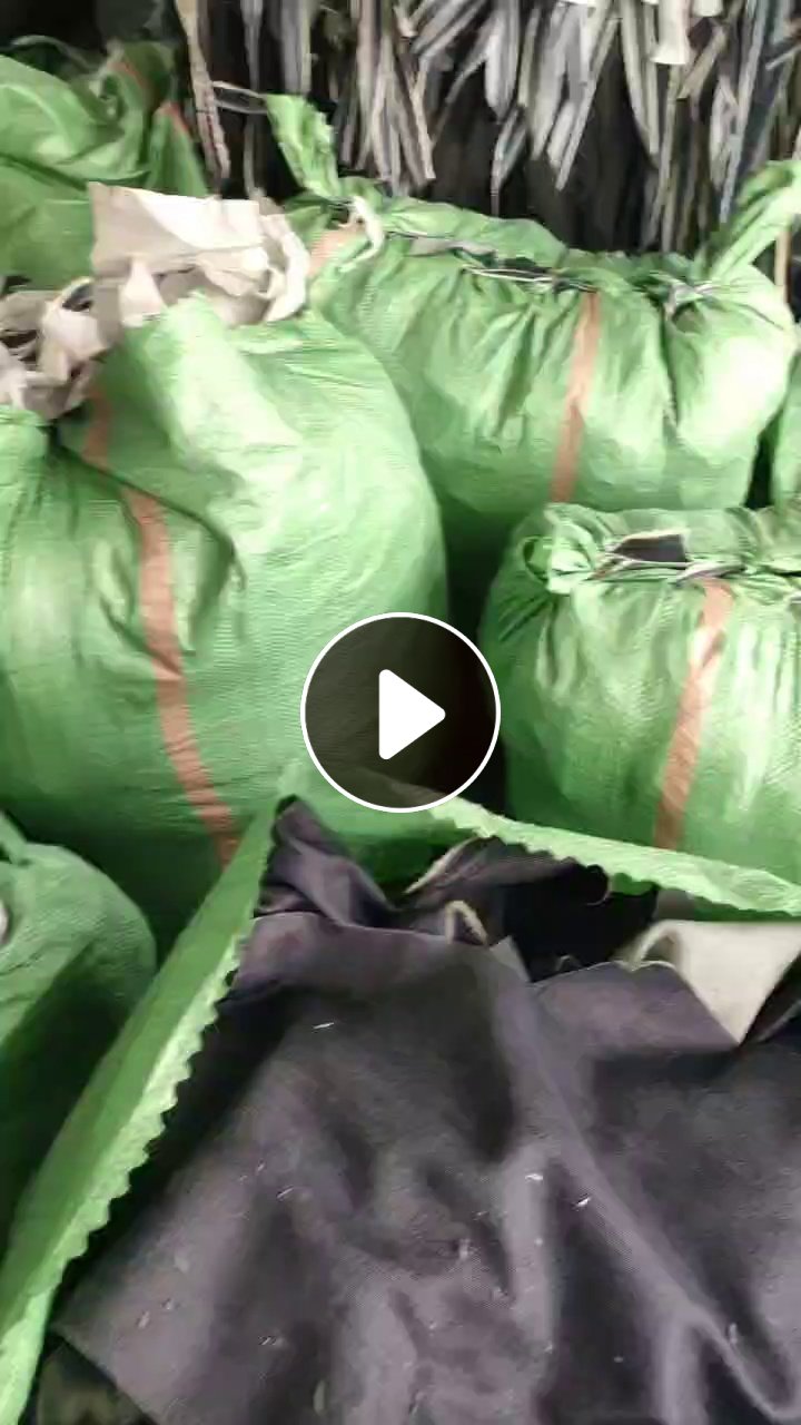 长期出售裁剪下来的牛仔废布，涤棉牛仔废布，纯棉材质都有，化纤牛仔现货20多吨，货在贵州黔西南