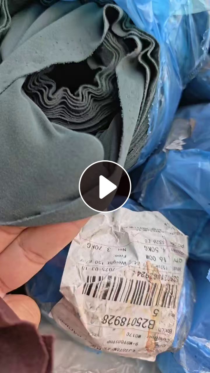 出售服装厂下来的涤氨小卷布，锦氨小卷布，有牛奶丝拉架，也有双面拉架，现货十吨多
