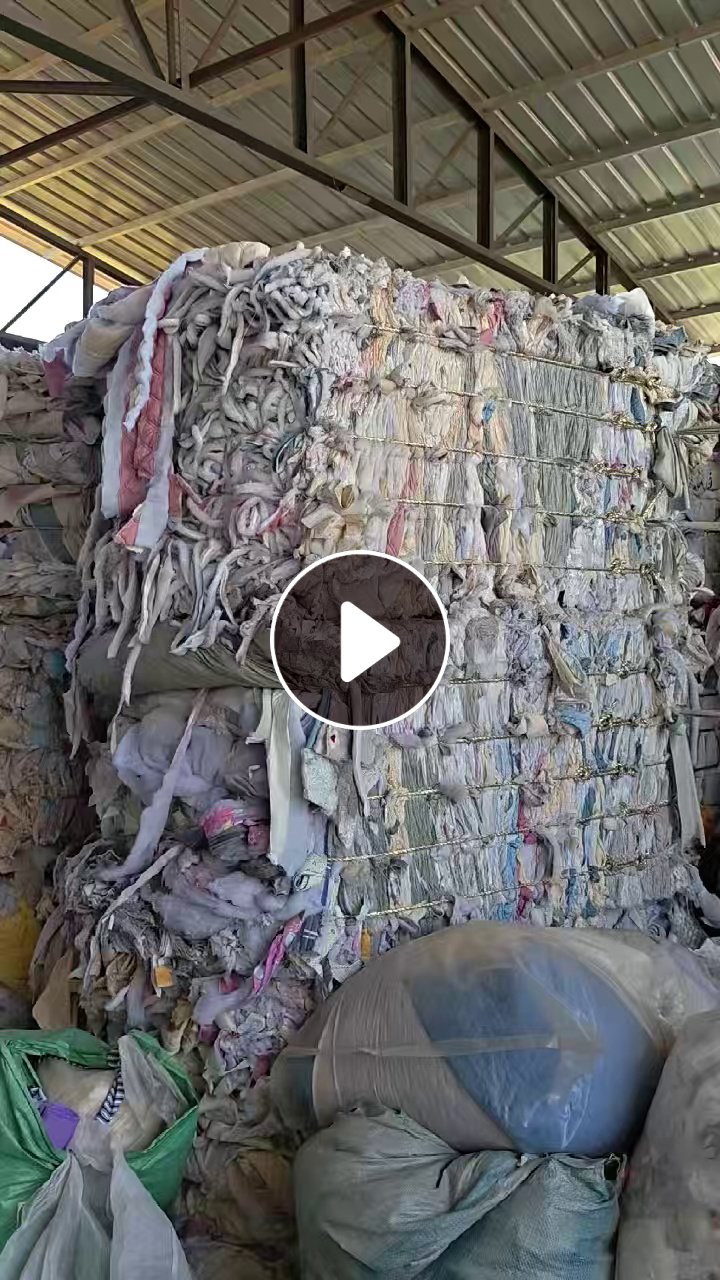 长期出售做椅子垫，沙发垫下来的夹丝棉边角料，绗棉边角料，有压包，现货有50吨左右，货在河北石家庄
