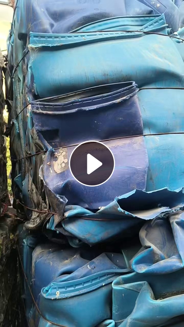 长期出售蓝桶压块，有黑盖子压里边，现货4米2一车