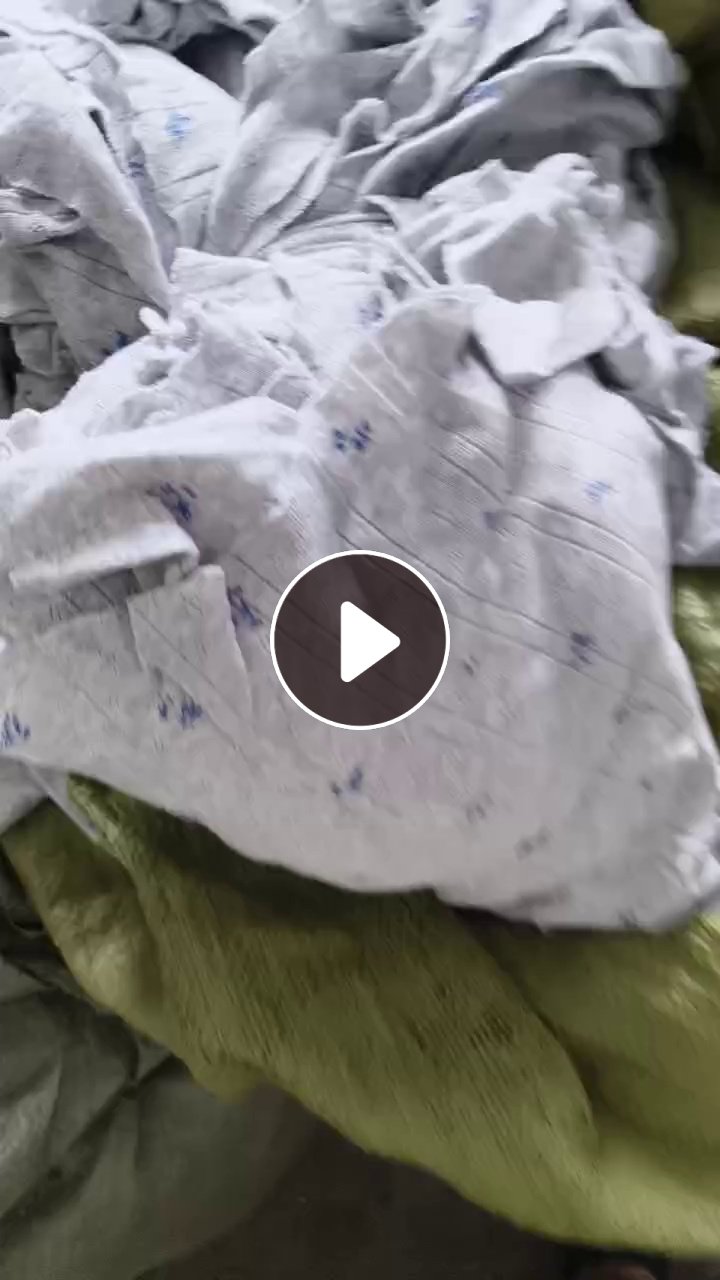 长期出售服装厂下来的涤棉废布，纯棉废布，涤纶废布只分颜色卖，月供几十吨，货在山东济宁