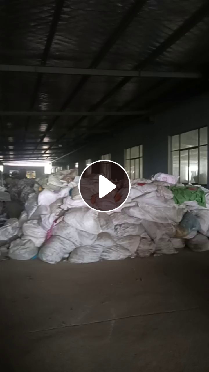 出售软PVC料，PVC软膜，做玩具下来的边角料，也有一些卷膜，现货200吨