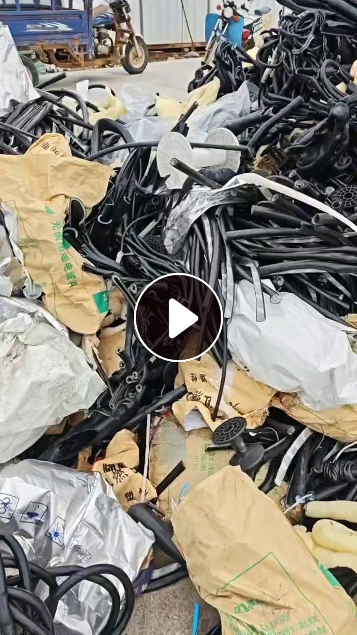 出售PVC电缆皮毛料，电线皮，也有一些机头料，都有分开装，月供60吨