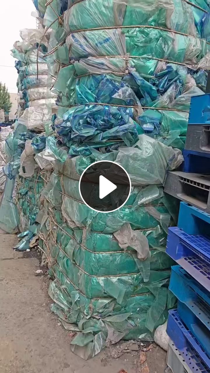 出售玻璃厂下来的PET复合膜废料，有无胶和带胶两种，现货15吨