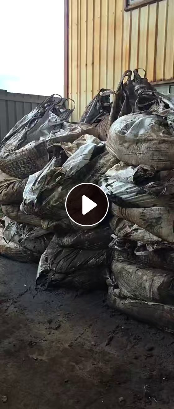 出售汽车破碎料，沉底料的铁粉，分粗铁和细铁，粗铁两毫米以上，细铁两毫米以下，现货100多吨
